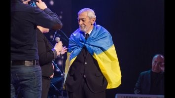 После РУСОФОБСКИХ высказываний этой МРАЗИ, больше не могу с ним фильмы смотреть...
Человек ГОВНО.... Кроме Мимино и своей читы-дриты НЕЧЕМ не запоминается....
А да..... Цирконевые браслеты ещё продавал....