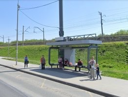 В Новосибирске, тоже стали устанавливать так называемые "умные" остановки, единственное что в них умного - это то что они совмещены с базовой станцией мобильной связи и скорее всего операторы таким образом минимизируют свои затраты на аренду помещений или земли, а так же решают свои проблемы в части мощности сигнала по СанПиН`а. В такой остановке не возможно находится, утром и вечером тебя испепеляет солнце с боков, днем со спины, ощущение, что сидишь в фокусе увеличительного стекла, от дождя и ветра они не защищают, сиденье не удобное и металлическое. Внешний вид тоже, мягко сказать на любителя.