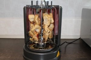 Знаю несколько типов электрошашлычниц:
- горизонтальные шампуры расположенные в горизонтальный ряд.
- горизонтальные шампуры расположенные в вертикальный ряд.
- вертикальные шампуры расположенные по кругу. Наиболее компактны, с электроприводом шампуров.
Первого типа была у брата, но отсутствие нужного аромата ломала весь кайф.
С вертикальными шампурами были достаточно популярными, да и появление ароматических подливок способствовало этому.