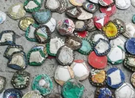 Если такой пакет попадал в дом, его мыли и сушили для повторного использованья ;)
И ещё одно развлекалово было