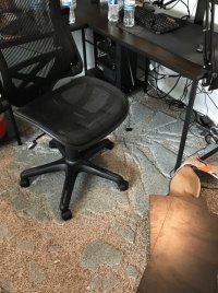 не понимаю зачем под креслом "защитный" коврик из стекла, пусть и каленого