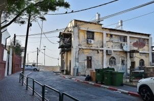 Израиль это страна, там от местности к местности всё очень по разному, даже если мы какой-нить Тель-Авив будем рассматривать по жилью, то ситуация будет  +\- как в любом крупном городе, тут у вас будут и крохотные квартирки однушки и шикарные пентхаусы, и откровенные трущобы на окраине, и зоны богатой котеджной застройки.  Всё напряму упирается в ваше благосостояние, если можете себе позволить, будет у вас большая квартира, а если нет, то вы с 5 детьми будете жить в постройке, которая больше напоминает сарай.. ну там тепло, поэтому бедные люди иногда живут в очень специфических строениях. Остальное просто тенденция времени и моды.. Я вот в средней полосе России живу, и у меня тоже стены под покраску.. гораздо ж удобней чем обои, и штор у меня нет, а висят жалюзи, потому   что ими удобней в вертикальном регулировании спасаться от солнца. И да, с гостями, когда много людей - пищу мы принимаем в большой комнате, ибо на кухне  это делать просто неудобно и там большее 4-х человек одновременно посадить трапезничать - проблематично.. можно, но все будет сидеть локтём к локтю и будут стеснены.
Поэтому неверно, на мой взгляд, брать так вот и говорить - мол в Израиле живут именно вот так. Это неправда, там много национальностей и большое расслоение по достатку и все они из-за  этого живут очень по разному.