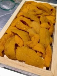 В сыром виде они все заражены паразитами. Это не морской ёж, а икра морского ежа.