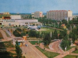 А так, мой родной Ростов-на-Дону, выглядел в 1980 году. Это "западный", парк "Сказка". У нас был собственный "детский городок" с полной "инфраструктурой" и автопарком.