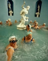 Мне одному кажется? фото какое то со смыслом.Мужик отбиваться от баб)))