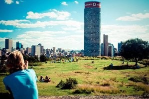 Йоханнесбург "дом-труба". Жилой комплекс Ponte City. Построенная в 1975 году 54-этажная башня после сдачи в эксплуатацию задала новые стандарты престижного жилья в Йоханнесбурге.