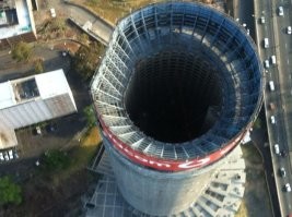 Йоханнесбург "дом-труба". Жилой комплекс Ponte City. Построенная в 1975 году 54-этажная башня после сдачи в эксплуатацию задала новые стандарты престижного жилья в Йоханнесбурге.