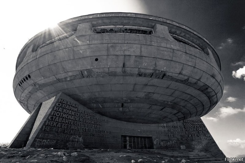 Заброшенный советский монумент в Болгарии.