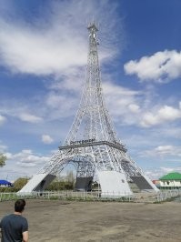 Был давеча в Париже. Там даже Эйфелева башня есть.