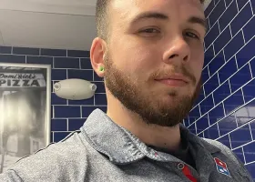 Я тоже часто из дома без телефона выхожу. В магазин например. Без телефона он не сможет работать доставщиком. Так что он тупо оставил его дома! В статье написано; но у него НЕ было с собой телефона, чтобы позвонить в 911." 
Если бы было написано; он не смог позвонить 911, потому-что у него НЕТ телефона. Тогда да, можно было сказать что у парня нет телефона. 
.
.
Селфи наверное на тапок снимал?