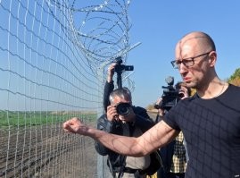 Великая Хохлятская стена для сдерживания российских танков и защиты Европы. Протяжённость ~100км. Фото с Главным выдумщиком.