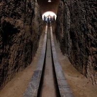 Обсерватория Улугбека в Самарканде.
Создатель обсерватории Мухаммад Тарагай Улугбек, внук Тимура (Тамерлана), родился в 1394 году, за 11 лет до смерти своего деда. Учителями царевича были писатель и философ Ариф Азари и крупный математик Казы-заде Руми, который впоследствии много сделал для обсерватории. Улугбек с детства проявлял большие способности и интерес к математике. 
Став правителем Самарканда в 1409 году, Улугбек старался развивать науку и через 10 лет приступил к осуществлению своей давней мечты   созданию обсерватории. Главным своим консультантом в этом большом деле Улугбек называет Руми. «При помощи и содействии учителя,   пишет он,   великого учёного, несущего знамя науки, указывающего пути истины и исследования, Казы-заде Руми приступили к созданию обсерватории».
Обсерватория   постройка особого рода, и тут главная роль принадлежала не архитектору, а учёным, определявшим размещение и размеры встроенных в здание инструментов, то есть Улугбеку и Руми. Надо сказать, что принятые ими решения были смелыми и оригинальными. Строительство заняло около трёх лет. К 1428 1429 годам здание обсерватории было готово. Началась установка и выверка приборов. Этим по просьбе Улугбека занимался астроном и блестящий математик из Кашана Джемшид ал-Каши (1373 1430 годы). 
В 1948 г. экспедиция Института истории и археологии Академии наук Узбекской ССР, руководимая археологом В. А. Шишкиным (1893 1966), завершила последний этап раскопок, обнажив фундаменты обсерватории и фрагменты здания вплоть до их основания на природной скале.
Согласно сделанной реконструкции, обсерватория имела вид трёхэтажной цилиндрической постройки высотой 30,4 м и диаметром 46,40 м, и вмещала ориентированный с севера на юг грандиозный угломер   секстант (или квадрант) радиусом 40,21 м, на котором производились измерения высоты небесных светил над горизонтом при прохождении их через небесный меридиан. Прибор открыт раскопками и хорошо сохранился в подземной части. Предполагается, что его дуга составляла шестую часть окружности с рабочей частью от 20  до 80 .
Дуга инструмента ограничена двумя барьерами, облицованными мрамором. На каждом градусе круга по мрамору вырезаны деления и цифры. Каждому градусу соответствует интервал в 70 см. Вдоль барьеров идут кирпичные лестницы.
Азимутальные наблюдения могли производиться с помощью горизонтального круга на крыше здания. В обсерватории имелись и другие инструменты, которые не сохранились.