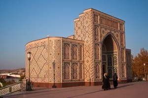 Обсерватория Улугбека в Самарканде.
Создатель обсерватории Мухаммад Тарагай Улугбек, внук Тимура (Тамерлана), родился в 1394 году, за 11 лет до смерти своего деда. Учителями царевича были писатель и философ Ариф Азари и крупный математик Казы-заде Руми, который впоследствии много сделал для обсерватории. Улугбек с детства проявлял большие способности и интерес к математике. 
Став правителем Самарканда в 1409 году, Улугбек старался развивать науку и через 10 лет приступил к осуществлению своей давней мечты   созданию обсерватории. Главным своим консультантом в этом большом деле Улугбек называет Руми. «При помощи и содействии учителя,   пишет он,   великого учёного, несущего знамя науки, указывающего пути истины и исследования, Казы-заде Руми приступили к созданию обсерватории».
Обсерватория   постройка особого рода, и тут главная роль принадлежала не архитектору, а учёным, определявшим размещение и размеры встроенных в здание инструментов, то есть Улугбеку и Руми. Надо сказать, что принятые ими решения были смелыми и оригинальными. Строительство заняло около трёх лет. К 1428 1429 годам здание обсерватории было готово. Началась установка и выверка приборов. Этим по просьбе Улугбека занимался астроном и блестящий математик из Кашана Джемшид ал-Каши (1373 1430 годы). 
В 1948 г. экспедиция Института истории и археологии Академии наук Узбекской ССР, руководимая археологом В. А. Шишкиным (1893 1966), завершила последний этап раскопок, обнажив фундаменты обсерватории и фрагменты здания вплоть до их основания на природной скале.
Согласно сделанной реконструкции, обсерватория имела вид трёхэтажной цилиндрической постройки высотой 30,4 м и диаметром 46,40 м, и вмещала ориентированный с севера на юг грандиозный угломер   секстант (или квадрант) радиусом 40,21 м, на котором производились измерения высоты небесных светил над горизонтом при прохождении их через небесный меридиан. Прибор открыт раскопками и хорошо сохранился в подземной части. Предполагается, что его дуга составляла шестую часть окружности с рабочей частью от 20  до 80 .
Дуга инструмента ограничена двумя барьерами, облицованными мрамором. На каждом градусе круга по мрамору вырезаны деления и цифры. Каждому градусу соответствует интервал в 70 см. Вдоль барьеров идут кирпичные лестницы.
Азимутальные наблюдения могли производиться с помощью горизонтального круга на крыше здания. В обсерватории имелись и другие инструменты, которые не сохранились.