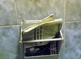 "Это держатель для журналов."

В советское время такие держатели в каждом туалете были.