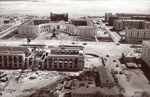 Вот этот неприметный домик пытались штурмовать фашисты. На заднем плане видно мельницу Гергардта, ее оставили как есть и туристы часто путают с Домом Павлова. А он является действующим жилым домом. Башню танка поставили позже их несколько по всему городу и они установлены в тех местах где проходил передний край обороны города.  позже к дому пристроили коллонаду и перед ним поставили памятник Ленину. Сейчас там площадь Ленина.