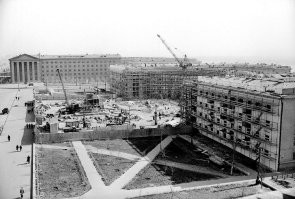 Вот этот неприметный домик пытались штурмовать фашисты. На заднем плане видно мельницу Гергардта, ее оставили как есть и туристы часто путают с Домом Павлова. А он является действующим жилым домом. Башню танка поставили позже их несколько по всему городу и они установлены в тех местах где проходил передний край обороны города.  позже к дому пристроили коллонаду и перед ним поставили памятник Ленину. Сейчас там площадь Ленина.