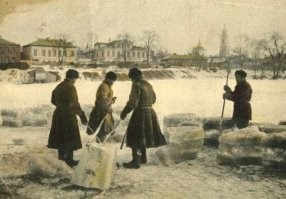 "не было и холодильников, поэтому долго хранить продукты было нельзя." - 
Ты бы почитал про ледники, что-ли....

Картинка из помещичьего быта описана С. Т. Аксаковым в «Записках ружейного охотника Оренбургской губернии» (1852): «Недавно узнал я от одного почтенного охотника, что дупелей, бекасов и, пожалуй, всякую другую дичь, стрелянную даже в июле, сохраняют у него совершенно свежею хоть до будущей весны. Птицу кладут в большую форму, точно такую, в какой приготовляют мороженое, вертят ее и крепко замораживают; потом форму зарубают в лед, и, покуда он не пропадет в леднике, птица сохраняется так свежа, как будто сейчас застрелена».

 На фото - Заготовка льда для ледника.