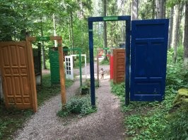 В Латвии , тропа босых ног :)  Дети достали с этими дверьми , туда сюда бегали открывали и закрывали :)