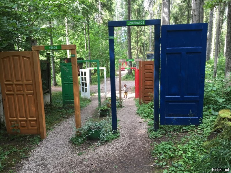 В Латвии , тропа босых ног :)  Дети достали с этими дверьми , туда сюда бегали открывали и закрывали :)