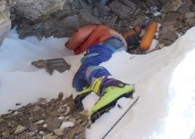 На Эвересте уже лет 30 лежит труп в зеленых ботинках . Служит указателем. Теоретически - может пролежать тысячи лет.