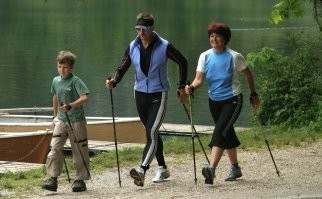 Сейчас снова, какая-то дурная мода на палки пошла. Говорят конечно, что это спортивно и полезно. Но я чёт сомневаюсь в практической пользе такой  ходьбы. Хотя, если завтра в рекламе по телевизору скажут, что полезно для здоровья и предотвращает рак прямой кишки - ходить со специальным  дилдаком в попе - 70% сограждан будут так делать, хвастаться этим в соц. сетях и агитировать своих знакомых, рассказывая, как  это полезно, здорово и как великолепно себя начинаешь чувствовать после таких нагрузок. Или в хайповой форме подадут как занятно и приятно насасывать вибромассажёр для рта, препятствующий кариесу и укрепляющий дёсны.. Тоже, поверьте, большинство сорвётся и побежит показательно сосать, не тихо-мирно у себя дома, а в максимально публичных местах.
Реклама и мода, они такие.