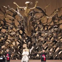 Насколько я понимаю, это Христос, спустившейся в Ад что бы выпустить от туда все грешные души после искупления.