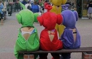 Как человек, много работавший в ростовой кукле, могу сказать, что девочка в красном максимально профессионально подходит к работе, надела лифчик в цвет, чтоб не просвечивал. Далеко пойдёт