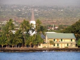 Занятно, что я был как раз в том самом месте и уехал в аэропорт прямо перед этой волной, домой лететь... Мы на эту свадьбу посмотрели (она, кстати, в королевском дворце Хулихе была, не слишком то и роскошное двухэтажное здание на берегу в Коне). А потом в новостях узнали что произошло сразу после нашего отъезда.
Все ожидали по прогнозу суровый шторм, ливни, парки и пляжи подчинения штату и стране в Гаваях были закрыты - а на самом деле ничего серьезного не было (может, кроме этой волны, да и оне не создала никаких проблем, даже свадебный торт цел остался). Зато так было хорошо в тот день - народа абсолютный минимум (если было можно добраться, конечно, парковки были закрыты)!