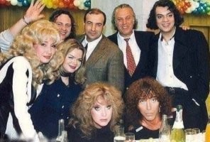 А кто эти двое на фотке слева от Резника?