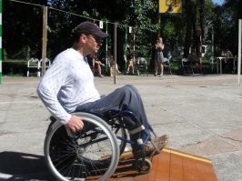 Што?!  Опять?!  Да сколько можно?
В коляске больше десяти лет,  был в разных городах. Пандусы для галочки, как и нормальные бывают!  Существует в нп зубастое общество колясочников с минимальной поддержкой администации, то и с безбарьерностью всё ок, ну а нет, так имеем очередной маразм, показуху, распил и непечатную идиоматику.
Да - в нашем нп нет зубастого общества,  да - городское тв пиарит мэрию раз в год на день инвалида, бордюры правда не становятся меньше. Поэтому приходиться тренировать руки и вестибулярный аппарат гоняя по убитому асфальту и корявым бордюрам.

Пы.Сы. На старом фото -  дикая смесь микротриала и спринтом колясочников нашего нп. Я чуть не обделался от страха, когда со всей дури слетал с этого мостика, похоже с микропрыжком всех четырех колес! Огромное спасибо нашей мэрии! Благодаря убитому асфальту и бордюрам моего района, сделал всех!