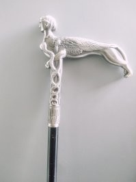 В аварии получил сложный перелом бедра с раздроблением бедренной кости. После, около полугода "бегал" с костылями, потом еще полгода вот с такой тростью...)), зачетная штука))