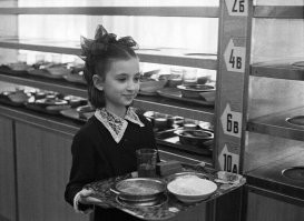 Напомнила Таню Кукушкину из «Приключения Электроника» Может и она, но кажется, что фильм сняли раньше, чем сделали этот снимок, а девочка там помладше.