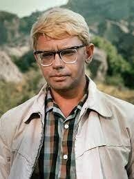 Всё ерунда. Вот актёр одной роли. Александр Дьяченко, он же Шурик.