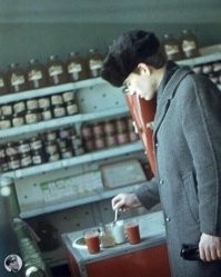 До сих пор обожаю томатный сок, особенно с крупной солькой. Аж слюнки потекли...В Германии он есть, но отвратный. Только в русском магазине и сразу же трехлитровую банку. Выпить всю банку и лопнуть от счастья.