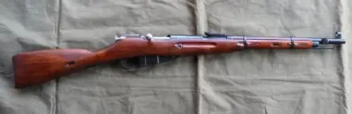 Вот КО-44. Охотничий карабин на базе карабина 44-го года. А там судя по длине ствола полноценная мосинка. Модель охотничьего карабина сказать не могу - их несколько заводов переделывали.