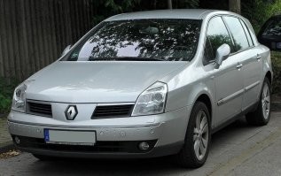 Бизнес-хэтчбэк французской компании Renault.
На картинке он еще как-то смотрится.
В живую же, с учетом того, что это вроде как флагман и на этом когда-то ездил президент Франции - просто слезы.
(Сейчас Макрон на DS 7 катается)