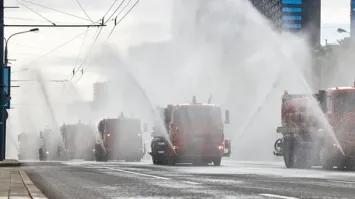 Надо туда Собянина заслать! Он бы там устроил аэрацию из многих тысяч машин. У них вода и соляра кончились бы за неделю.