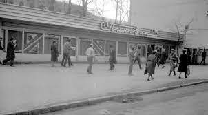 Минск. Детское кафе «Пингвин». Меня туда папа водил. Сейчас на том месте гостиница «Европа». Впрочем, она когда-то там уже была. В Великую Отечественную была разрушена.