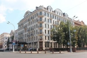Минск. Детское кафе «Пингвин». Меня туда папа водил. Сейчас на том месте гостиница «Европа». Впрочем, она когда-то там уже была. В Великую Отечественную была разрушена.