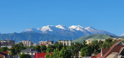Это было в 90-е. Сам через это прошёл (я татарин). И много кстати немцев уехало на историческую родину, славяне выезжали в Россию. Сейчас ситуация немного другая, это я про Киргизию. Месяц назад были с семьёй в отпуске там. Отмечали 25 лет окончания школы. В том числе 5 одноклассников прилетели из Москвы, 1 с Новосибирска, собралось человек 30. Всем уже за 40. Ездили на Яндекс такси, были в разных местах. Все, таксисты, магазины, кафе, рестораны говорят на чистом русском, если это необходимо, если знаете язык, с вами и на местном поговорят, я немного знаю, разговорный местный. И там не важно, мусульманин, иудей, православный, что среди одноклассников, что среди людей. Если ты Человек, то ты человек. Не заметил там никакого негатива, абсолютно. Мой одноклассник, в 1993 (учился в 4 классе) году переехал в Подмосковье. И в 2022 году первый раз уже взрослым приехал на встречу. Я был в шоке от него. Он заказал такси, съездил в соседний город (60 км, это не российские 60 км, это 1,5 часа по горам и серпантинам) чтобы посетить могилы бабушки и дедушки. Успел вернуться до того как мы пришли в школу где учились, потом он сходил в квартиру где жил. Постучался в квартиру, открыла женщина, он ей объяснил что жил тут, она выслушала, сказала минуту, вышел муж, он опять всё повторил, его впустили в квартиру, он всё посмотрел, его напоили кумысом, хотели пловом угостить, но времени не было на готовку. Вот так вот. Нигде, никто не сказал... ты другой и т.д. И самое главное, нам за 40, как обычно, все по разному, кто то достиг успехов, кто то нет. Сидели все за одним столом, директор предприятия наливал нам водку, кому то он Аскар Жаныбекович, а для меня, и нас он просто Аскарик. Никто ни разу пальцы не загибал, что я особенный. Осталась куча хороших впечатлений от поездки. Ну и фото (прилагаю). Есть люди, а есть нелюди, было в 90-е, но слава богу это всё прошло, хотя... есть всё таки маленький % таких нехороших людей. А кухня там... это отдельная песня как говорится.