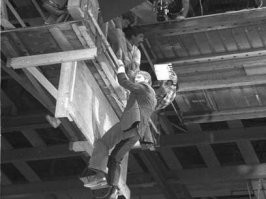 >>> Рикмана подвесили на высоте 21 метр

21 метр?! Режиссер - маньяк-убийца?! Там было 6 метров. Рикману сказали, что отпустят на счет "три", а отпустили на счет "раз".  Оттуда и такое охреневшее выражение лица.
Факт общеизвестный.