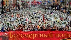 Это скрепы..Верующим - крест, не верующим - фото деда в рамке.
Только пожалуйста, не надо писать, что это другое. Если бы деды знали за что воевали и чем это в 1992 обернулось..
Нас скрепляют..Москвичей с хорошей зарплатой и нищее замкадье. Взрослых пенсионеров и кому до пенсии 67лет керачить..Тех ,кто за труд на заводе получил квартиру и кто за грабительскую ипотеку не весть что приобрел не весть где..