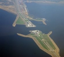 Природные красоты России такие разнообразные, то Швеция точно отдыхает.  Странный пример. 

А так: У нас в Петербурге есть свой тоннель.
