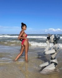 Зря они в солёную воду лезут. Судя по цвету, левая уже заржавела