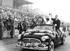 Вы тут видите ЮРИЯ ГАГАРИНА?.. А он есть. Только в другой машине.