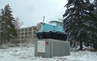 в Павлодаре 25 тысяч человек на тракторном работали, один из самых технологично современных машиностроительных заводов своей эпохи. Ну и 75й культовый трактор, стоял на постаменте на въезде