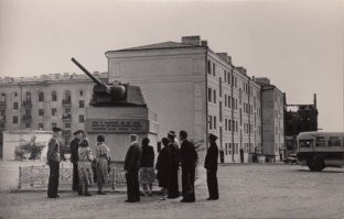 Просто скромный 4х-этажный дом в Сталинграде....кто знает что за дом?