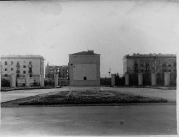 Просто скромный 4х-этажный дом в Сталинграде....кто знает что за дом?