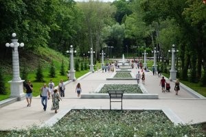 Понятно. Телепатическое чтение мыслей, и всё такое. Разумных объяснений не предвидится.
Вспомнил про Воронеж. Был не так давно, на мероприятиях ко дню рожденья Петра. Приятный город. Если он помойка, то я даже слова такого не подберу, дабы Париж охарактеризовать. У меня складывается впечатление, что вы небыли ни в Воронеже, ни в Париже. А я бы предпочел спорить о вкусе устриц и кокосовых орехов с теми, кто их ел. Больше говорить не о чем.
Хотя попробуйте по двум фото угадать, где помойка Воронеж, а где непомойка Париж.