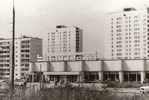 Мне было лет 6. Гулял во дворе (раньше - выпустили утром, закнали на обед, и снова до ужина), и пошёл домой чёто взять, игрушку. Поднялся, встал на ципочи - звоню. Бабушка куда-то ушла...   Паника лёгкая (не любил неконтролируемого одиночества), пошёл снова гулять. Через час, снова пошёл (9й этаж, а в лифте не достаю кнопку), и снова облом..  Все ушли на обеды, а я решил пойти в новый универсам (с километр от дома). Походил, посмотрел, и теня накрыло - смогу-ли я выжить если бабушка сегодня не вернётся??! 
Подошёл к стелажу с хлебом, взял Городскую булку за 7коп, и ходил по магазу, и в закутках её жрал...  Всухомятку в конце уже и не лезла, но что поделать?..   
Нет, меня не поймали. Бабушка пришла часов в 5, вместо ожидаемых 1-3 (не помню почему она ушла, мысли были о другом..)  Прошло почти полста лет, а как вспомню - стыдно (((
И, случилось недавно - ходил по Ашану в обед, а коллеги звонят "То купи", "Это возьми", ну пришёл на работу, смотрю - в кармане куртки батарейки пальчиковые.. Блистер на 4шт, рублей на 100..  Видать, пока звонили, и я смотря их - положил не на полку а в карман.  Так, себе удивляюсь - нифига не гложет...  
Та булка - висит грузом, а тут - простая случайность... 
Всё-таки, в СССР мы и жили и чувствовали по другому.  Не так.  Самокопался много раз - это не радужность детства, а что-то другое.   Внутри..   Может, потому-что тогда воровать было стыдно, а теперь стало мод(ж)но?...